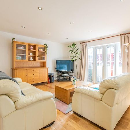 London Stratford - Spacious 2 Bed Flat With Secured Parking & Private Garden Bagian luar foto