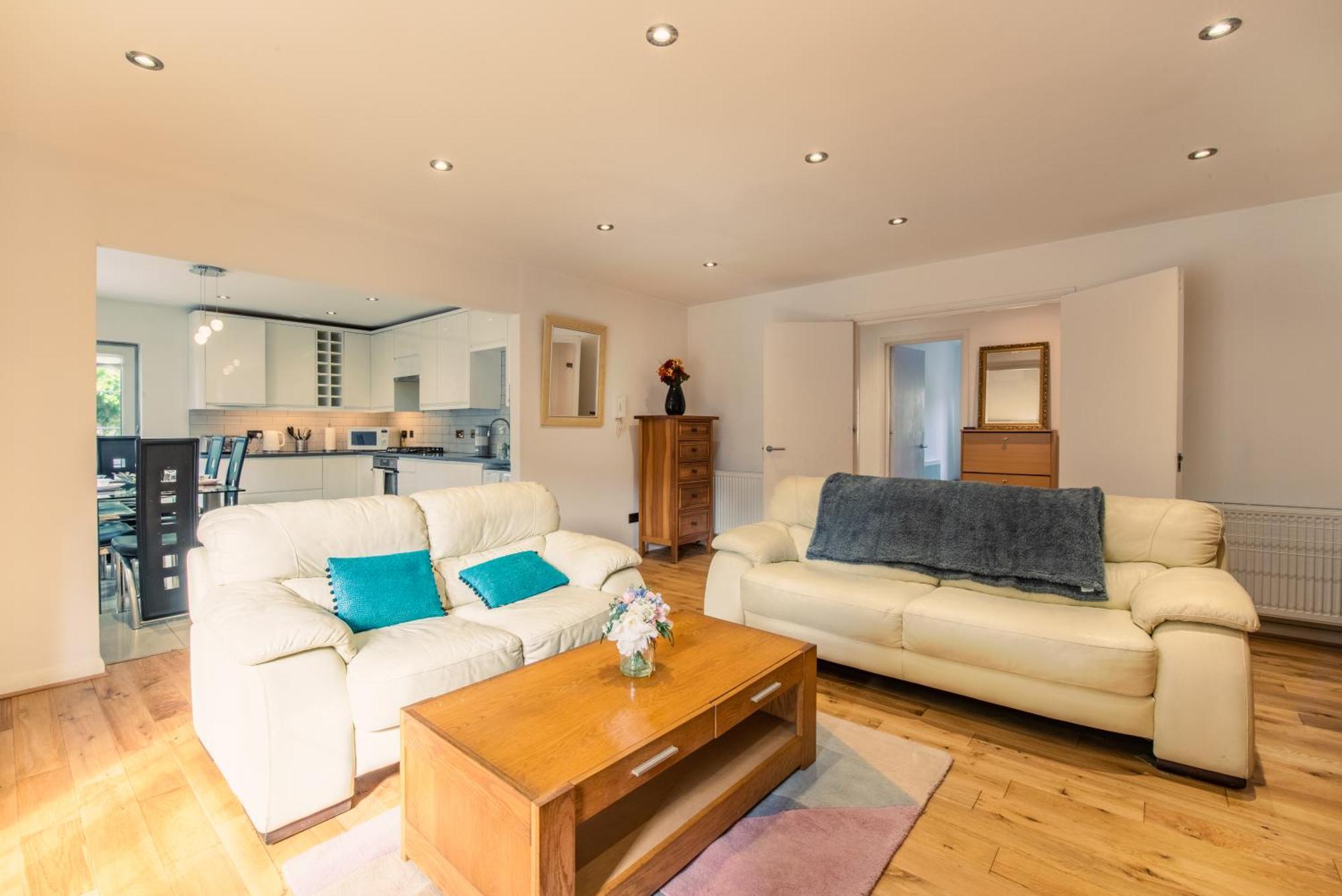 London Stratford - Spacious 2 Bed Flat With Secured Parking & Private Garden Bagian luar foto